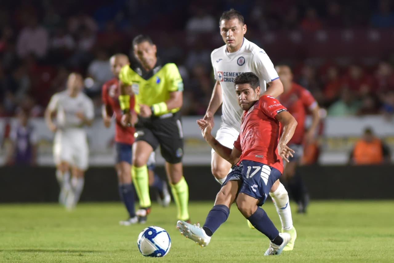 Con un disparo colocado, Villalva busca sorprender a Corona, pero el disparo se va desviado.