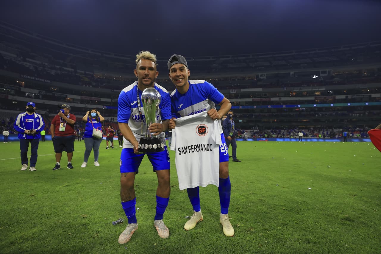 Todo el plantel de Cruz Azul festejó en grande la obtención del título del Guard1anes 2021 tras vencer a Santos en el marcador global de la Gran Final.