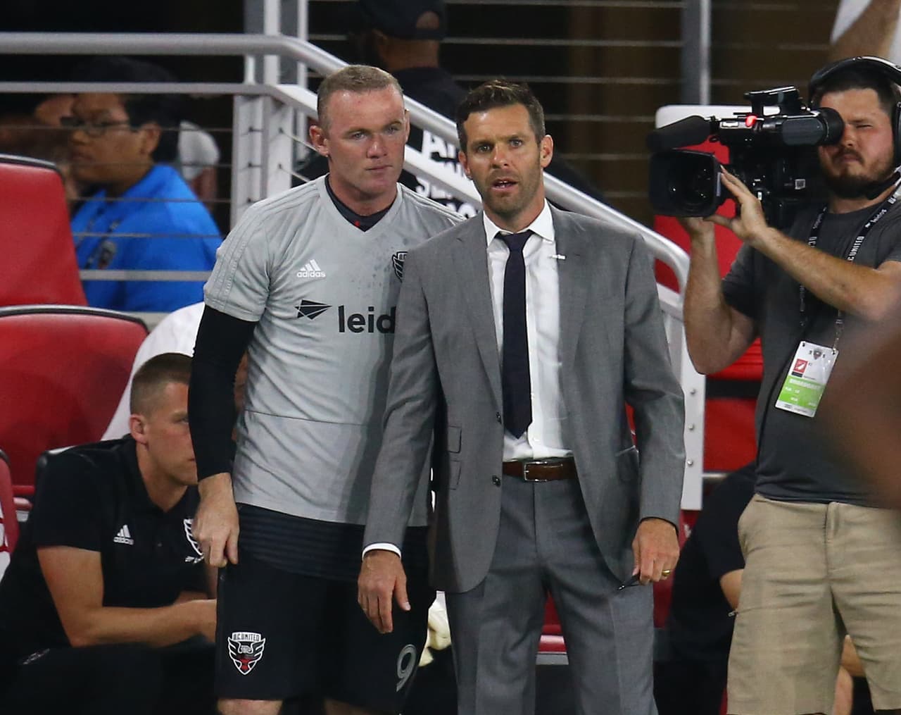 Wayne Rooney junto a Ben Olsen, minutos antes de su debut en MLS.