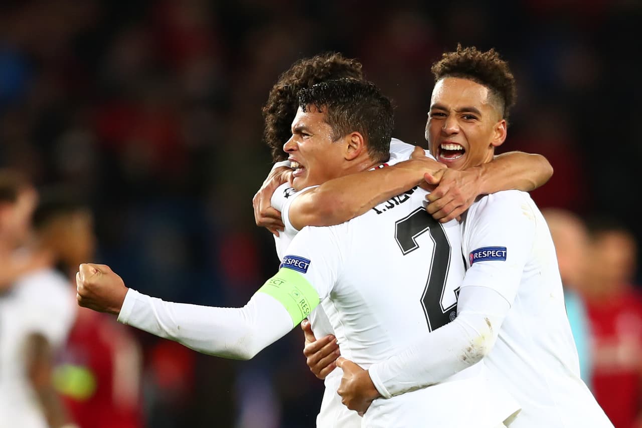 Thiago Silva celebró con sus compañeros del PSG la importante victoria sobre el Liverpool.