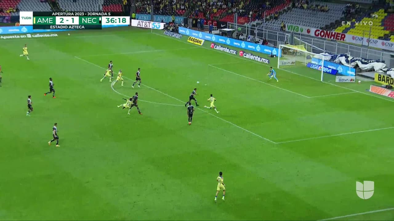 ¡TIRO ATAJADO! disparo por Julián Quiñones.