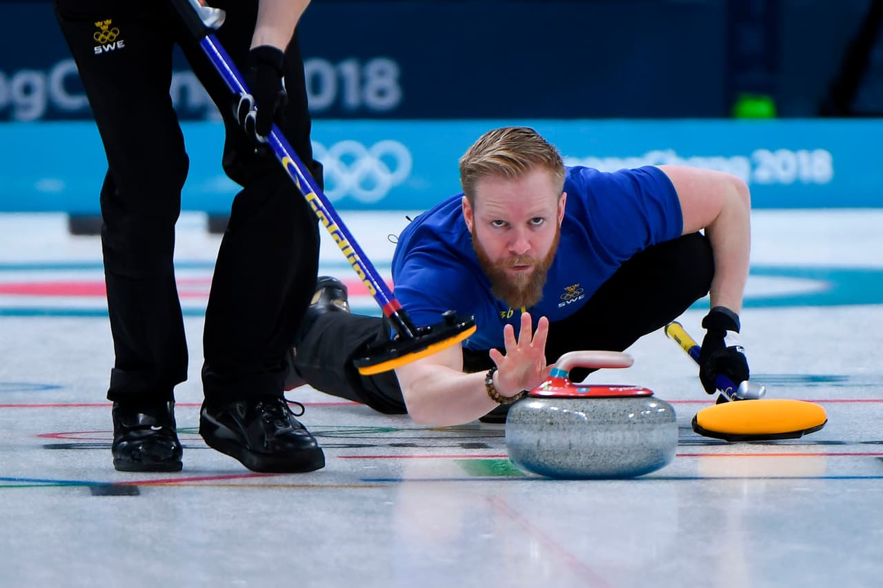 El sueco Niklas Edin buscando la mayor presicicón a la hora de lanzar la piedra en el curling.