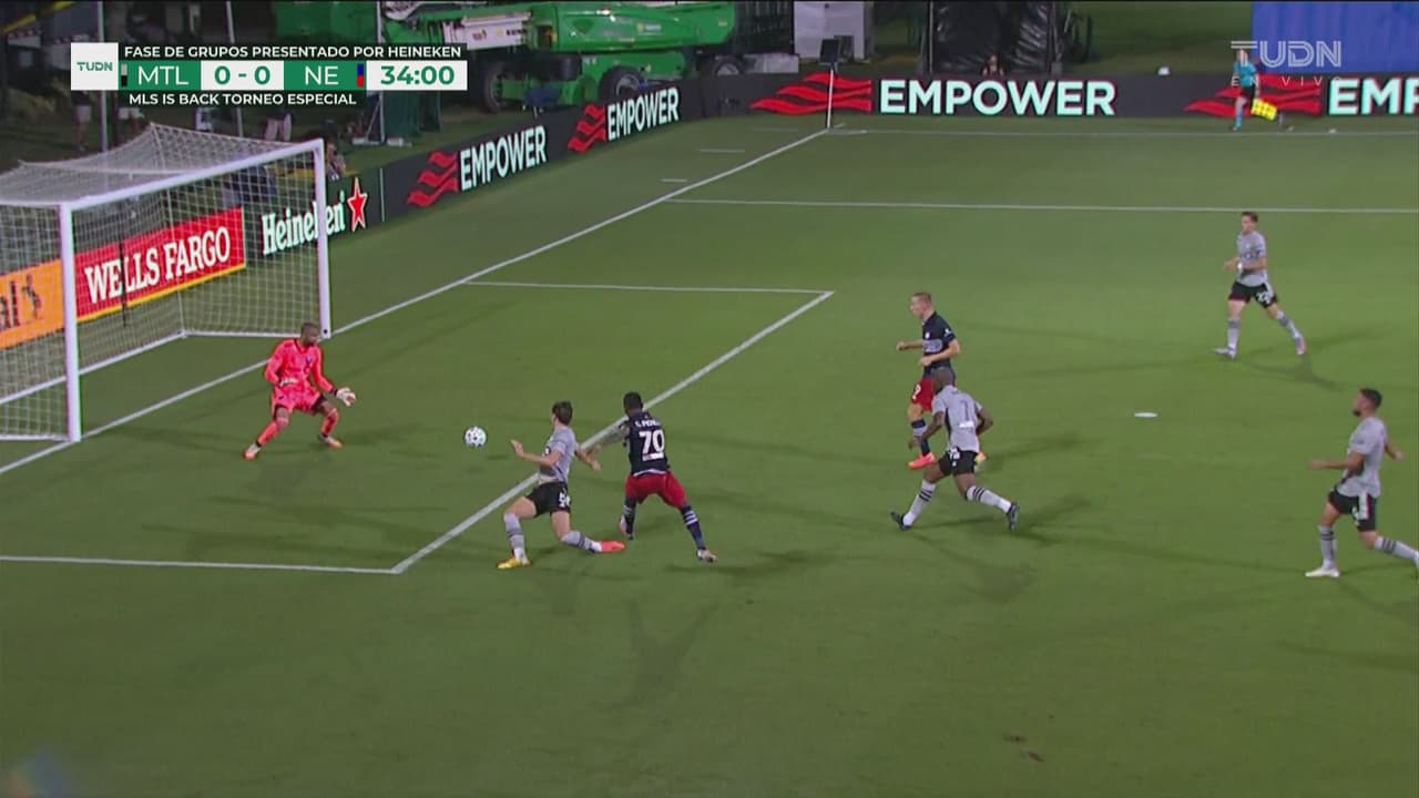 ¡Adiós cadera! Cristian Penilla le rompe la cintura a Camacho y el balón roza el palo