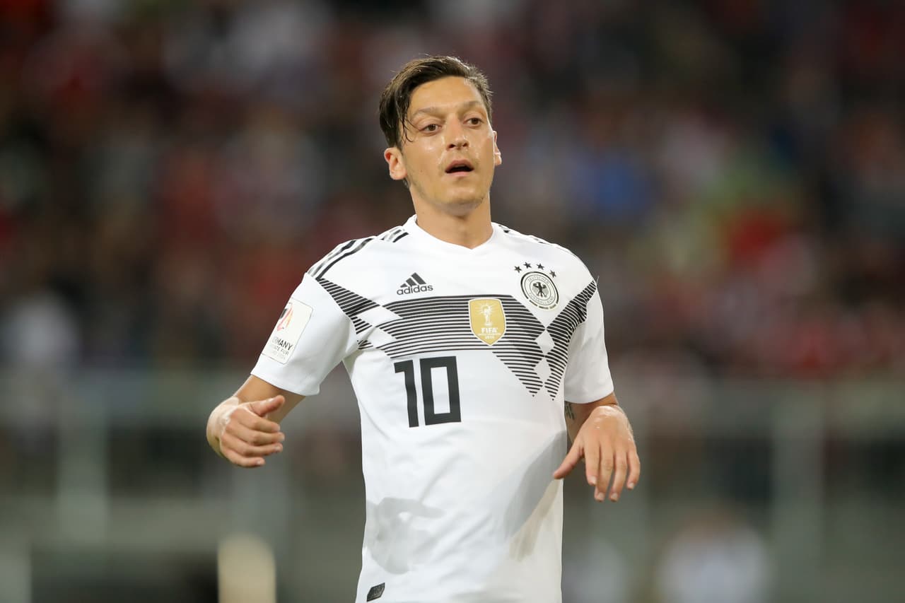 <b>Mesut Ozil</b>: 
<b>20.7 millones de dólares</b>. Es el crack de la Selección de Alemania y juega con el Arsenal de Inglaterra.