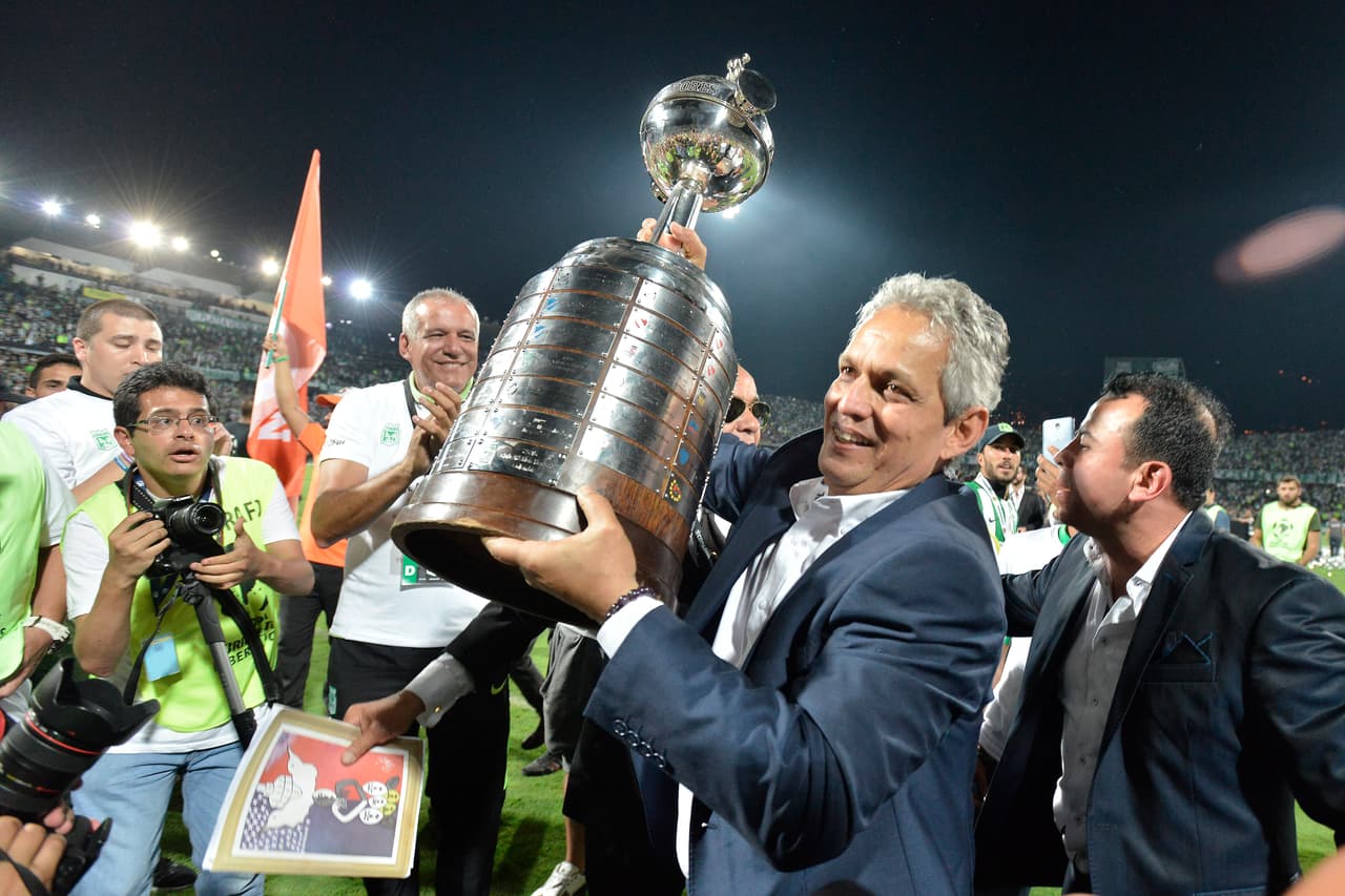 Reinaldo Rueda, dos veces mundialista con países diferentes, es el entrenador del equipo colombiano, que fue finalista de la Copa Suramericana contra Chapecoense, que sufrió un accidente aéreo antes de llegar al partido de ida. Como homenaje postumo, Atlético Nacional solicitó que se le diera el título al equipo de Brasil.