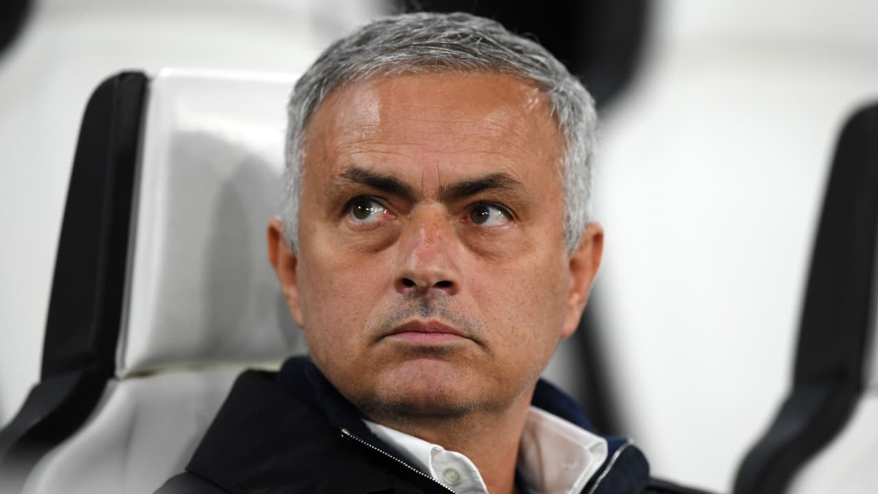 Jose Mourinho se enganchó con aficionados al finalizar el partido en Turín.