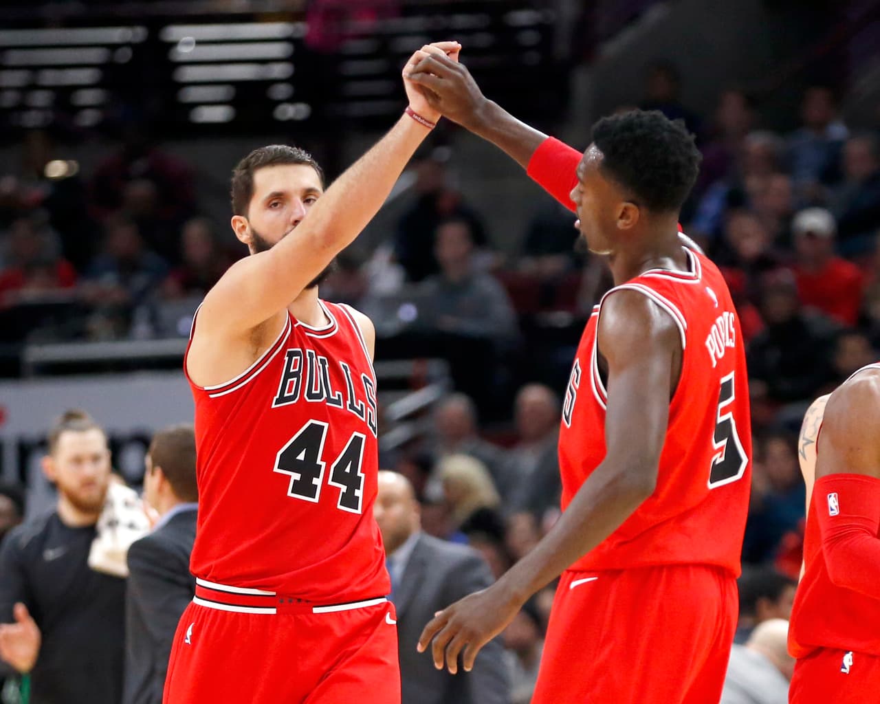 Nikola Mirotic (44) y Bobby Portis de los Bulls de Chicago durante el partido contra los Celtics de Boston, el lunes 11 de diciembre de 2017. (AP Foto/Charles Rex Arbogast)