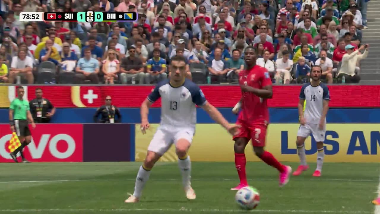 ¡Expulsión! El árbitro saca la roja directa a Tarik Muharemovic.