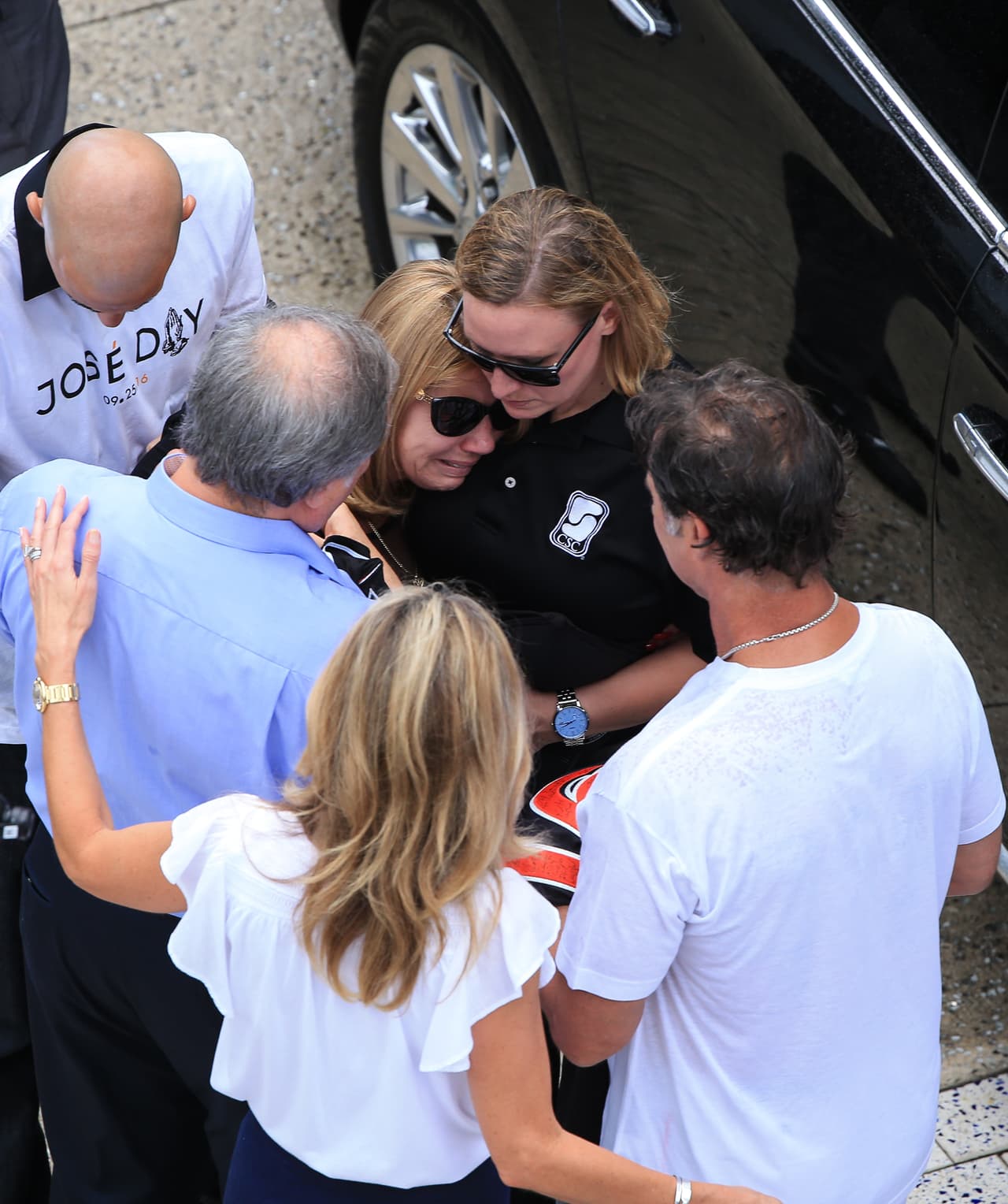 El dueño de los Marlins de Miami, Jeffrey Loria, y el manager, Don Mattingly, junto a la madre del pelotero fallecido, Maritza Fernández.