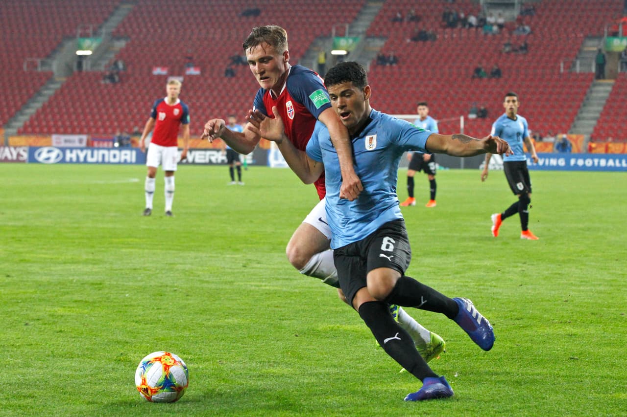 El encuentro de cierre de la jornada protagonizó un emotivo duelo en el que Uruguay superó por 3-1 a Noruega, con controversia por una jugada de gol en el primer tiempo anulada a los nordicos por el VAR.