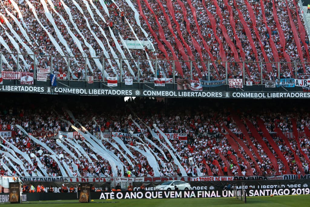 Los fanáticos de River Plate esperaron varias horas por la final de la Copa Libertadores contra Boca Juniors, juego suspendido luego de la agresión al vehículo del equipo Xeneize camino al estadio.