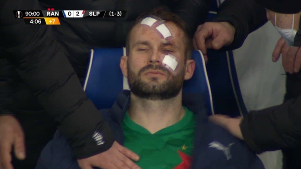 Ondřej Kolář, portero del Slavia Praga en la banca tras su lesión