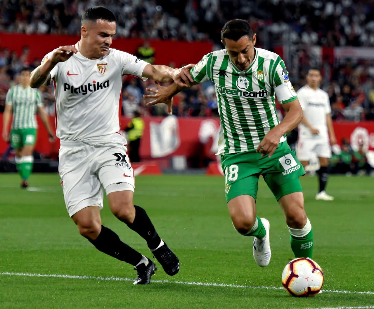 El mexicano Andrés Guardado (derecha) actuó los 90 minutos con el Betis, mientras Diego Lainez no fue al banco de suplentes.