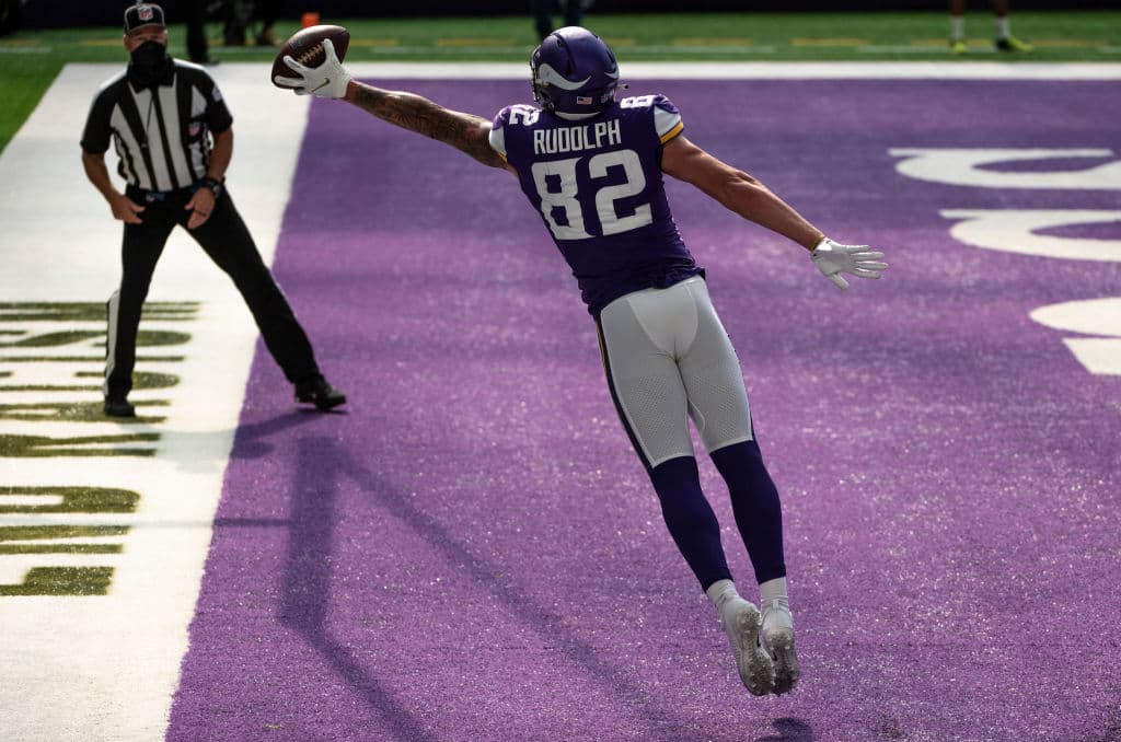 Kyle Rudolph de Minnesota Vikings, hace touchdown atrapando el ovoide con una mano