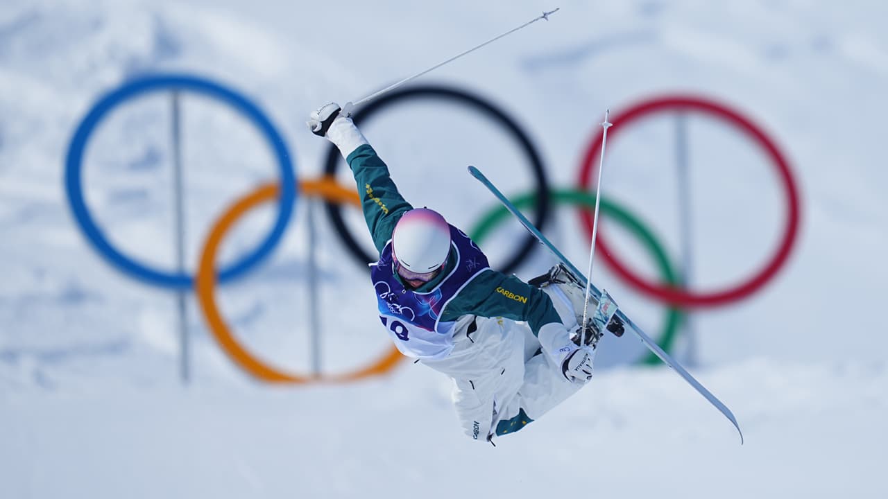 Cooper Woods se queda con la medalla de oro en moguls tras un desempate milimétrico