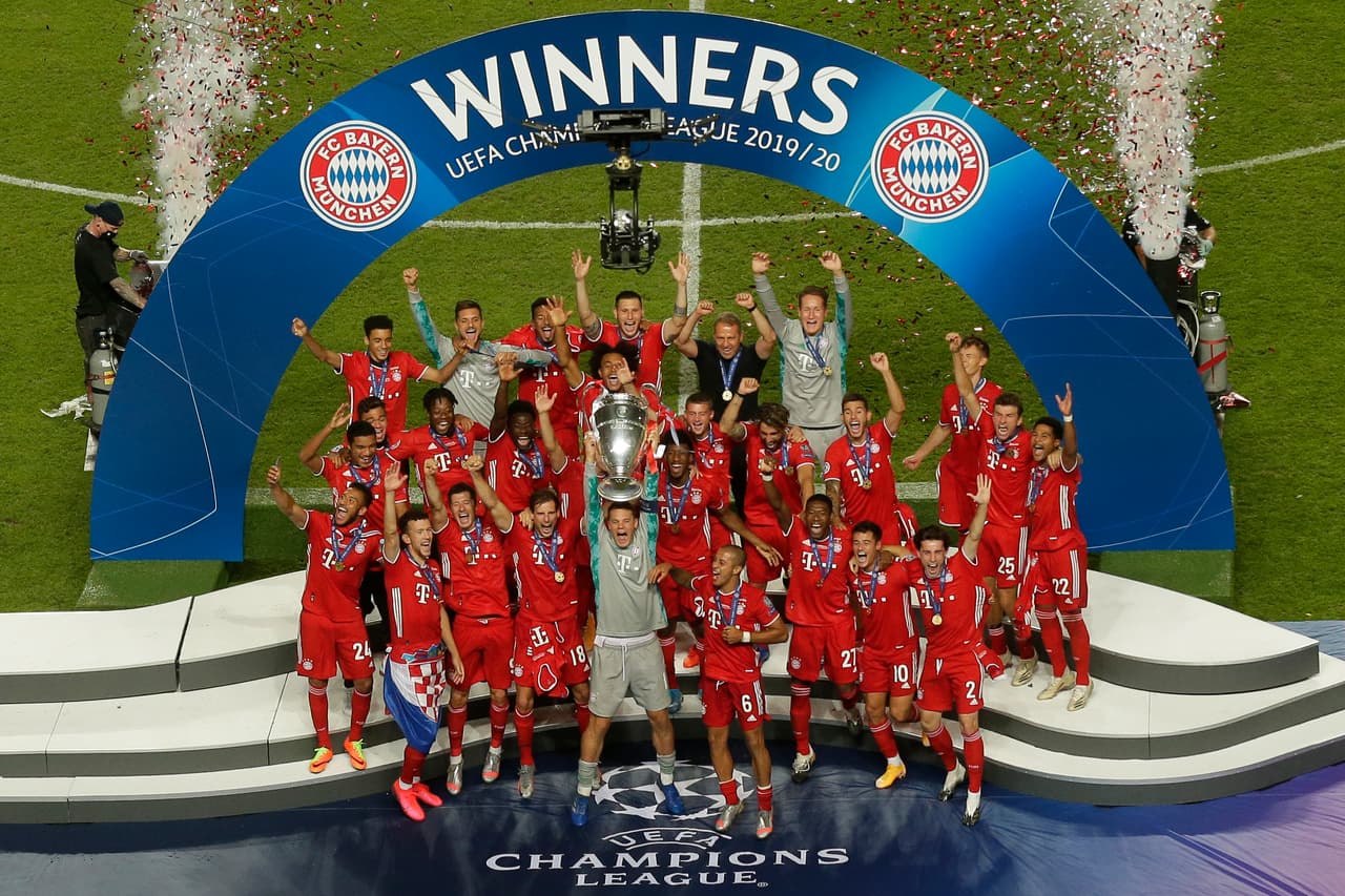 Bayern Munich's German goalkeeper Manuel Neuer (C holding tyrophy) and teammates celebrate after Bayern won the UEFA Champions League final football match between Paris Saint-Germain and Bayern Munich at the Luz stadium in Lisbon on August 23, 2020. (Photo by Manu Fernandez / POOL / AFP) (Photo by MANU FERNANDEZ/POOL/AFP via Getty Images)
