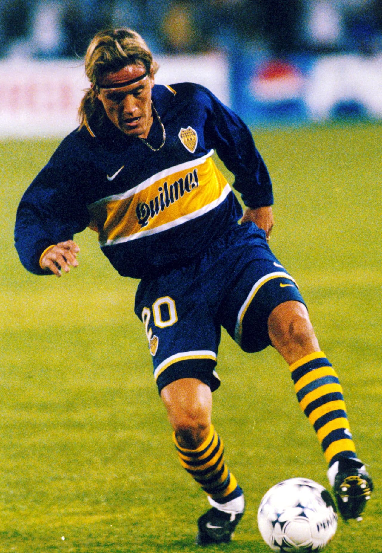 El 'Matador' Luis Hernández fue recomendado por Diego Armando Maradona para ir al Boca Juniors, empero, no pudo jugar en la liga argentina pues el cupo de extranjeros estaba lleno y tuvo que conformarse con algunos encuentros de Supercopa.