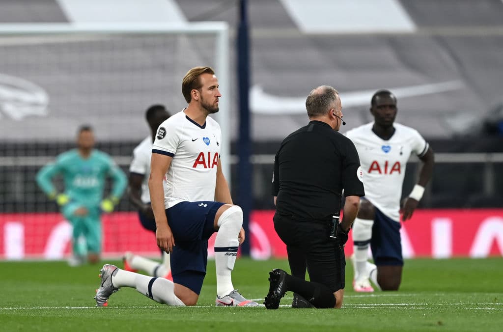 Harry Kane, sus compañeros del Tottenham y el árbitro protestan contra el racismo.
