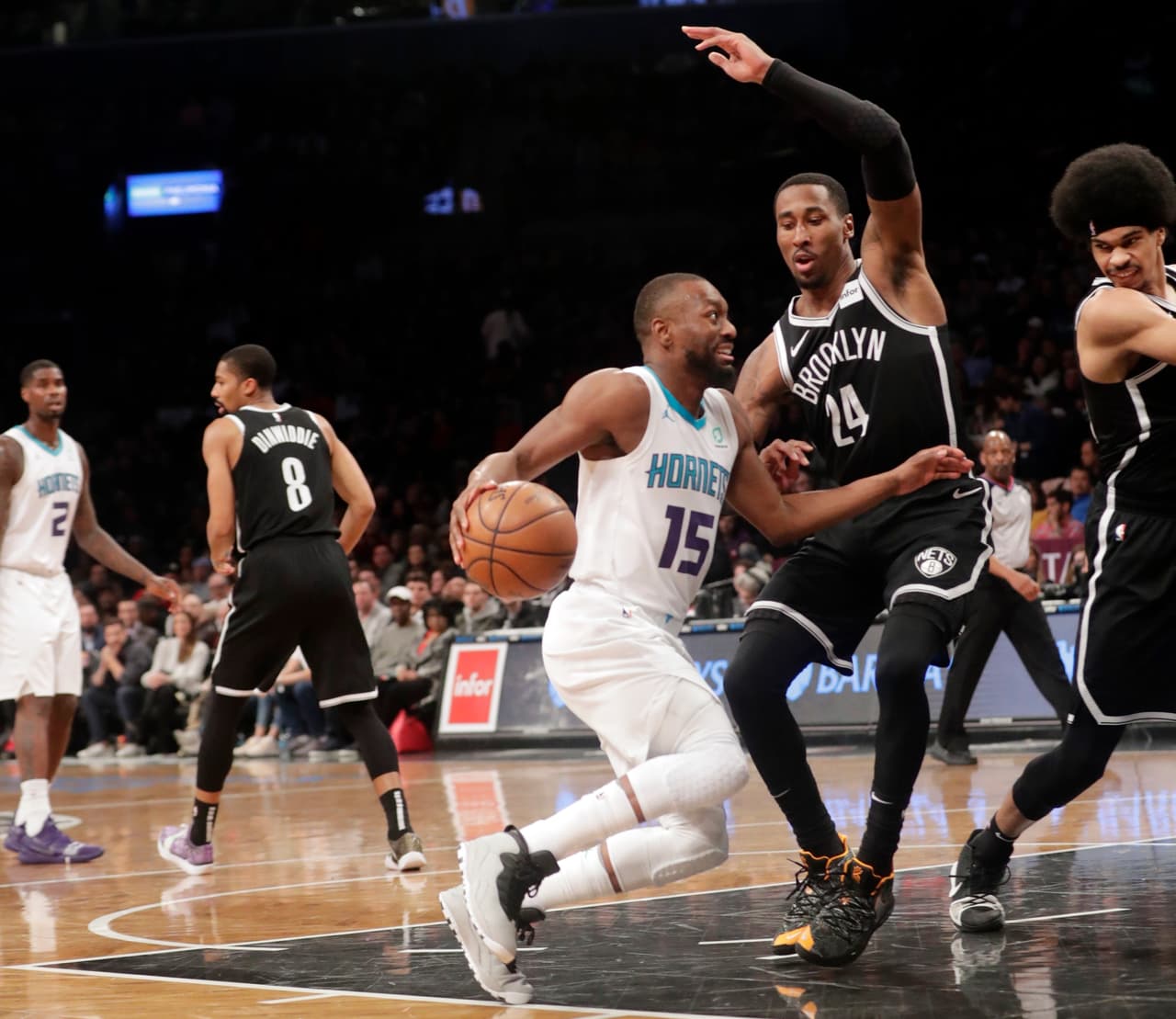 En duelo de equipos con marca perdedora, se necesitaron dos tiempos extra para que los Brooklyn Nets doblegaran 134-132 a Charlotte Hornets.