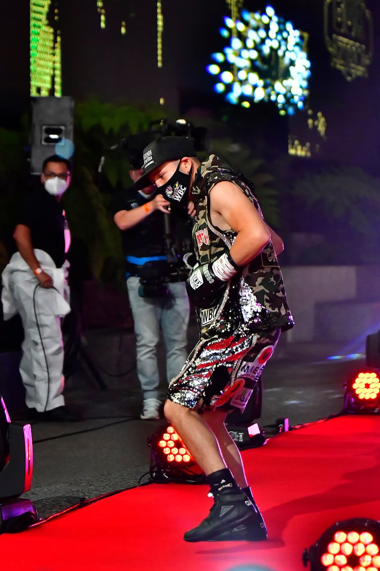 El Gallo Estrada mandó al Príncipe en dos ocasiones a la lona en el decimoprimer episodio. El réferi detuvo el combate y el Gallo Estrada defendió el título; ahora buscará la unificación de las 115 libras.