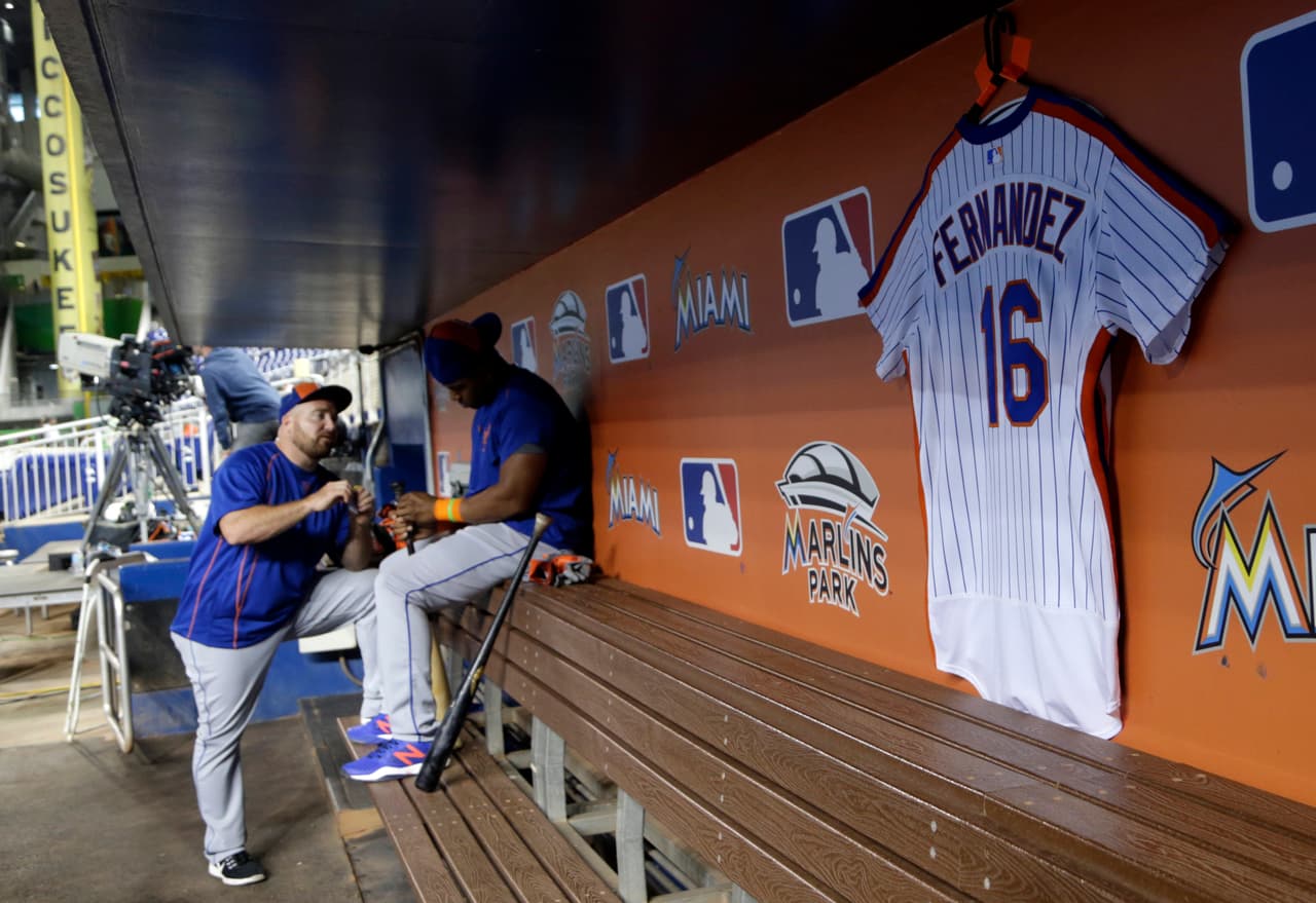 En los dugouts se colocó el jersery de José Fernández para recordar al cubano.