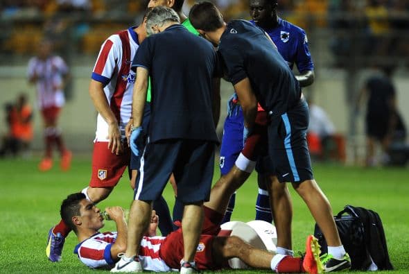 Casí al final Raúl Jiménez sufrió una sobrecarga muscular y tuvo que ser sustituido.