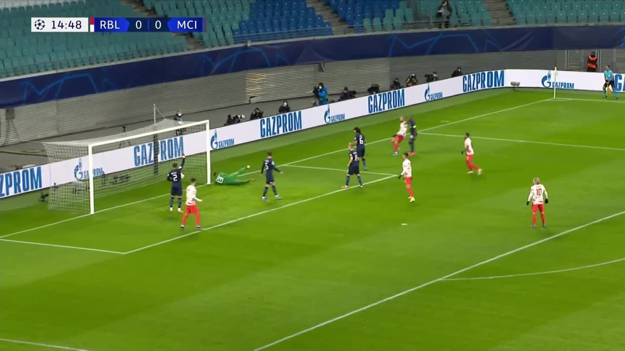 ¡TIRO ATAJADO! disparo por Konrad Laimer.