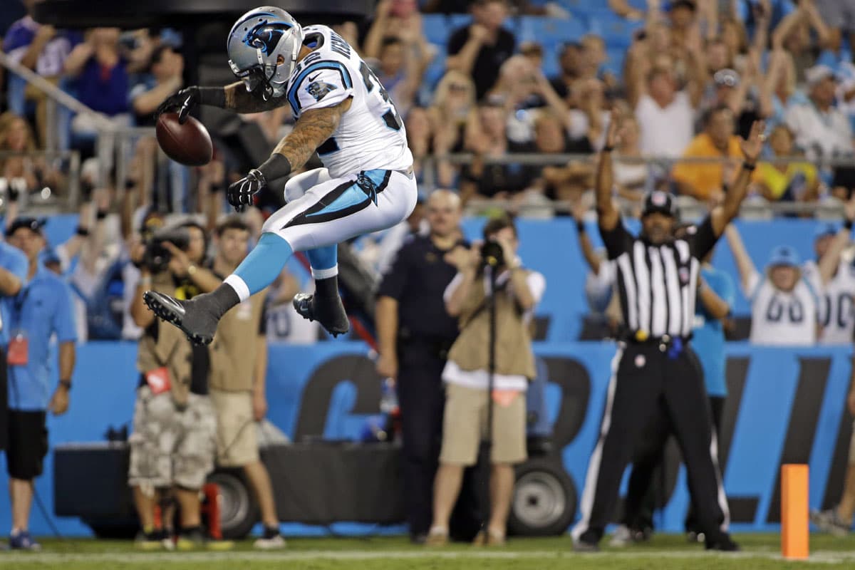 #3. PANTERA VOLADORA: La celebración de Brandon Wegher (32) de los Carolina Panthers tras su touchdown por tierra ante los Miami Dolphins