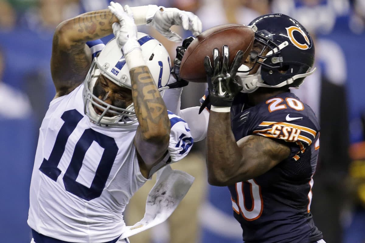 #6. ES PARA MI: El esquinero de los Chicago Bears, Terrance Mitchell (20), se llevó este ovoide al interceptarle el pase al WR de los Indianapolis Colts, Donte Moncrief (10)