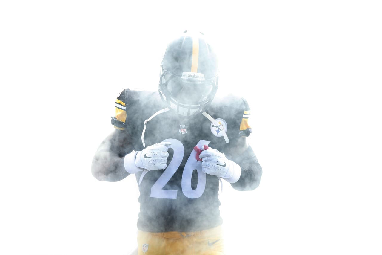 #7. Bell ahumado El corredor de los Pittsburgh Steelers, Le'Veon Bell (26), entrando al campo del Heinz Field ante los Green Bay Packers (Foto: Ric Tapia/NFL)