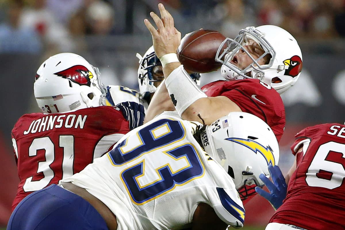#8. VÍCTIMA DE LA CAPTURA: La cara de Drew Stanton de los Cardinals no dice todo al ser capturado por Darius Philon (93) de los San Diego Chargers
