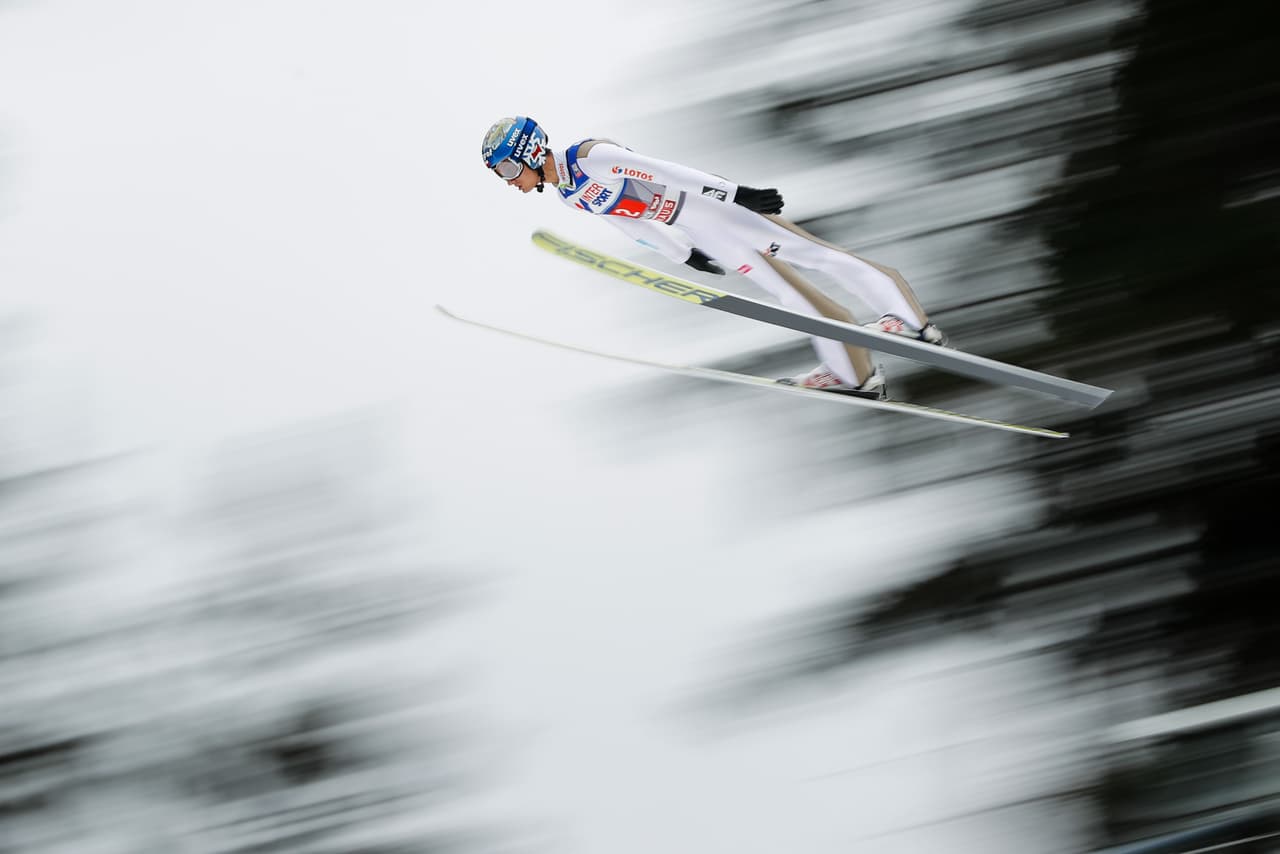 La competencia en Innsbruck (Austria) es la décima en el calendario de la Copa Mundo de salto en esquí masculino de la Federación Internacional de Esquí (FIS), la primera del 2017 y que finalizará el 26 de marzo. La capacidad de los atletas se mezcla con el espectáculo de su vuelo en medio de bellos paisajes y a una gran velocidad.
