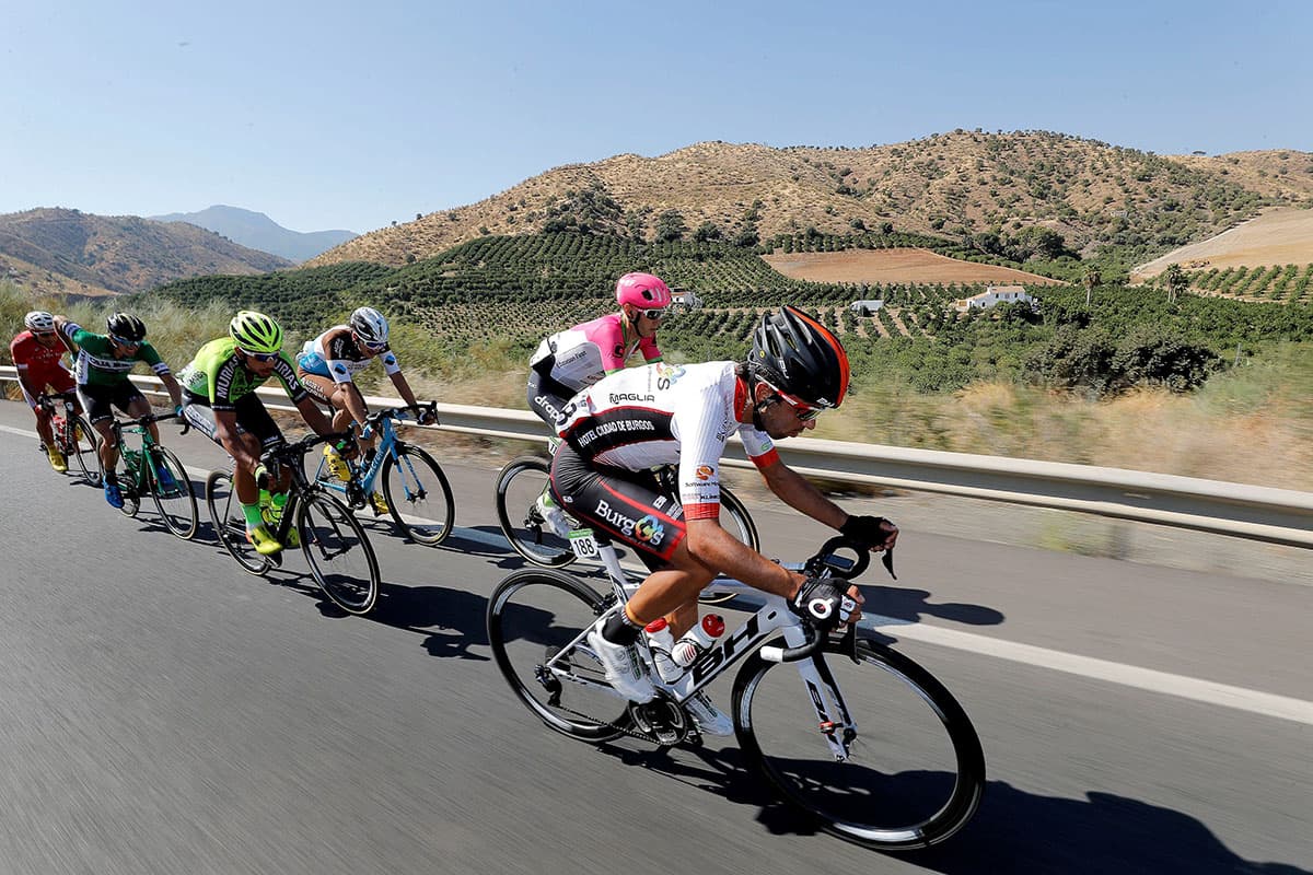 El grupo de fugados durante la etapa sobre terreno llano.
