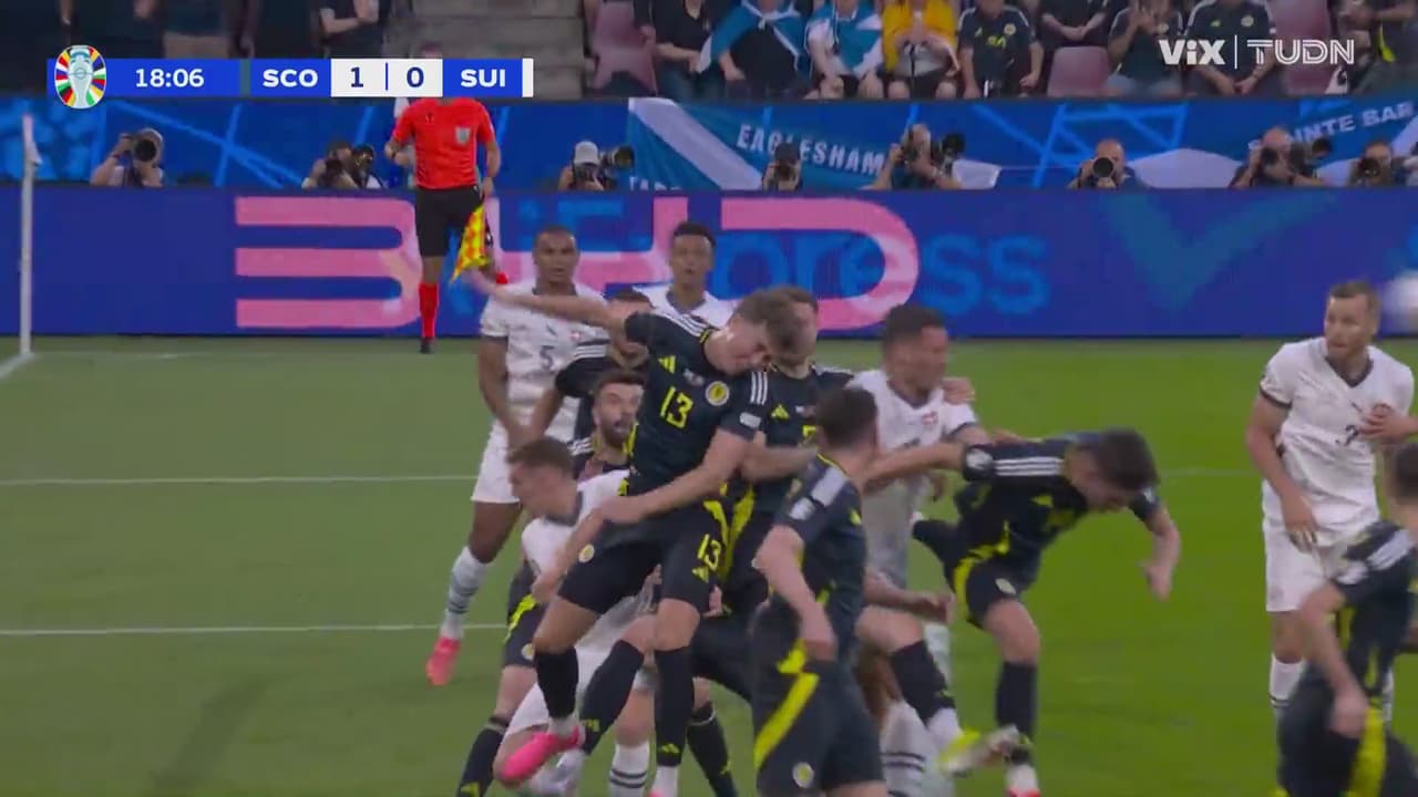 ¡Duro choque entre Schar y Ralston y ambos jugadores quedan en el pasto!