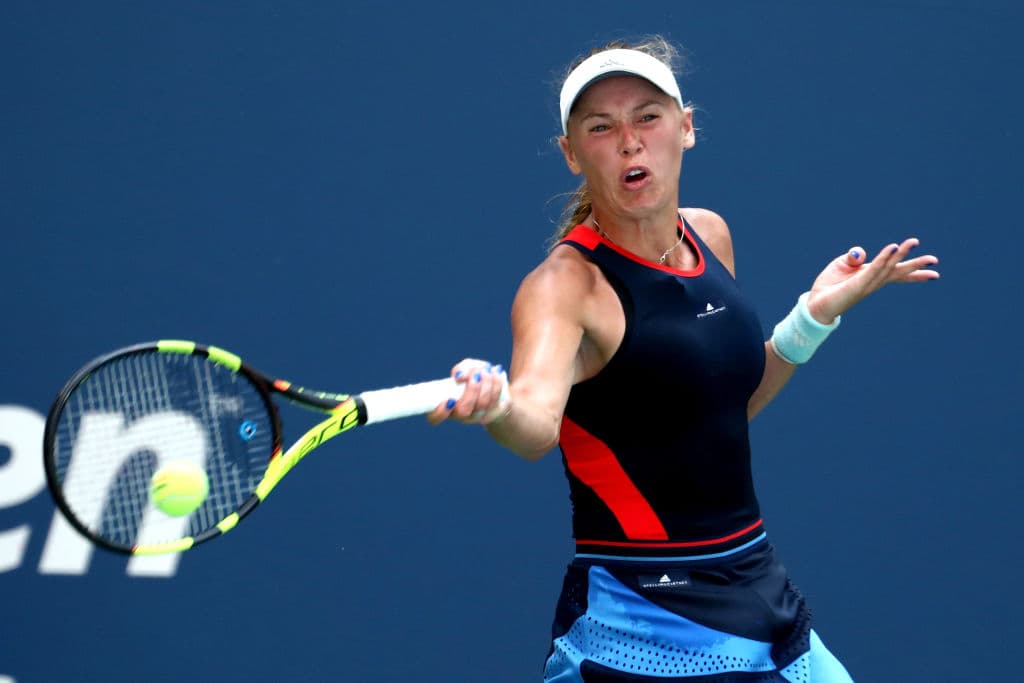 La danesa Caroline Wozniacki (2) quien se queda como la mejor preclasificada del torneo tras la eliminación de la rumana Simona Halep (1), eliminó a la australiana Samantha Stosur 6-3 y 6-2.
