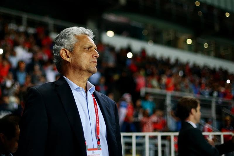 La situación para el técnico colombiano Reinaldo Rueda empeoró tras una rueda de prensa previa a este partido donde tuvo una controversia con los medios de comunicación chilenos.