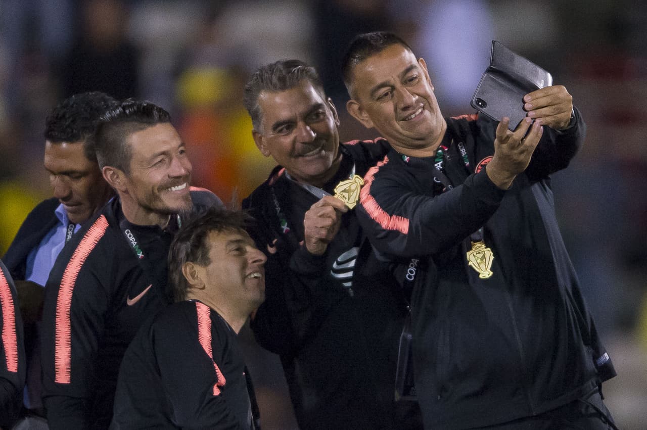 Así festejaron los integrantes de las Águilas del América y su cuerpo técnico luego de conquistar la Copa MX. Fue un festejo efusivo porque gana el torneo 45 años después.