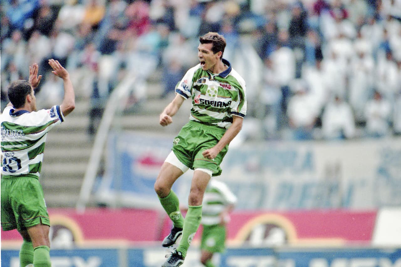 <b>Jared Borgetti</b>. El máximo ídolo de la afición de Torreón, goleador nato que tantas redes reventó en el viejo estadio Corona.