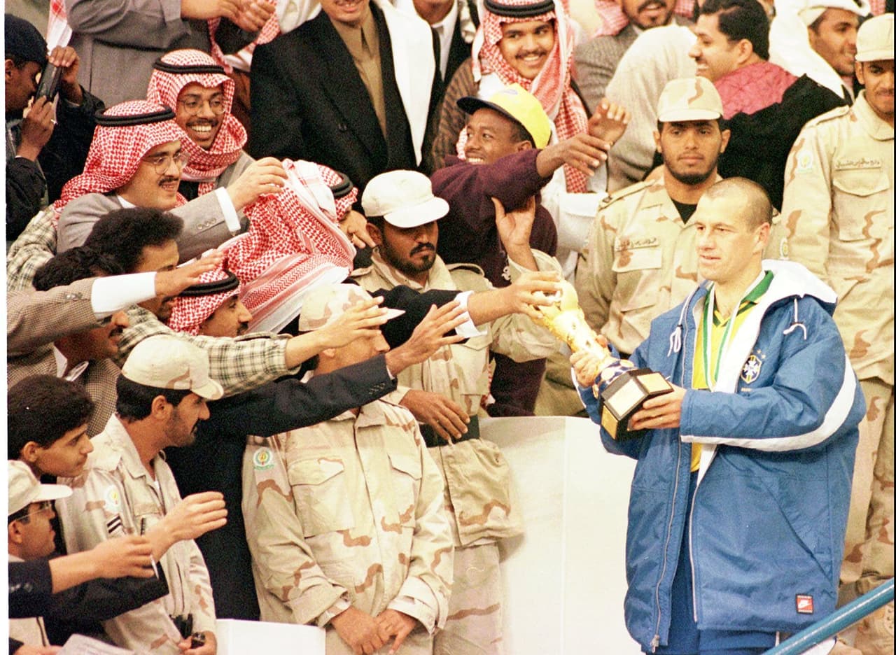 El torneo comenzó con el nombre de Copa Rey Fahd en 1992 (con Argentina como campeón) y tuvo otra edición en 1995 (Dinamarca campeón), pero la primera Copa Confederaciones se llevó a cabo en 1997, con Brasil como campeón.