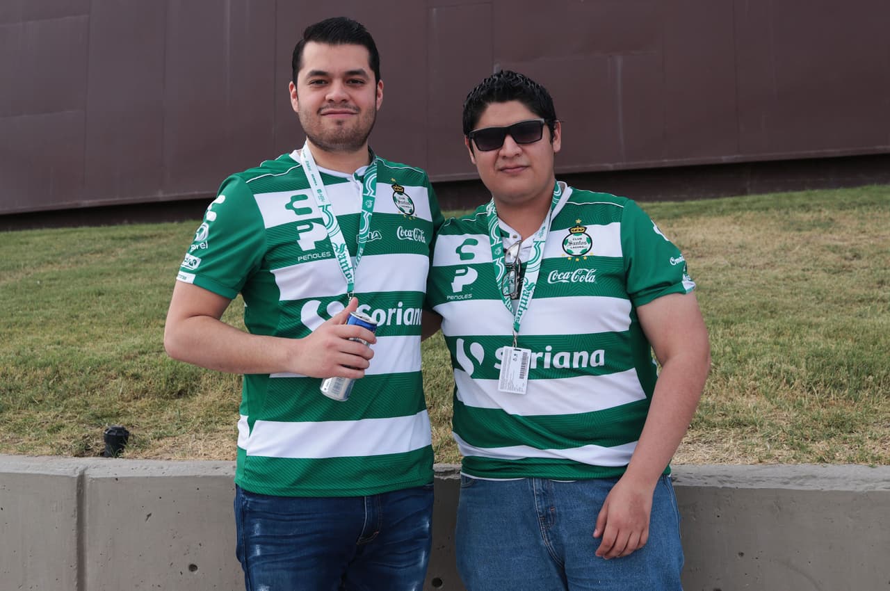 Los fanáticos se alistan en el Estadio Corona para vivir el duelo entre Santos y Toluca por la 
<a href="https://www.univision.com/deportes/futbol/liga-mx/*">Liga MX</a>.