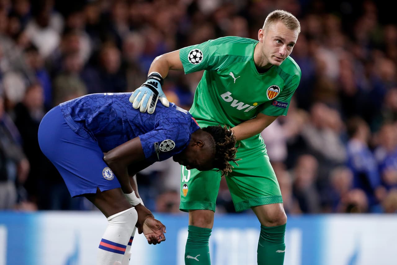 Tammy Abraham se resiente tras un choque con Cillessen en el área.