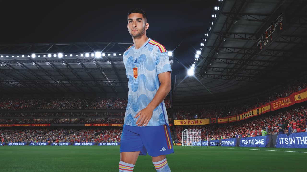 ESPAÑA, VISITANTE. Las distintas marcas patrocinadoras se han lucido con los diseños para el Mundial Qatar 2022.