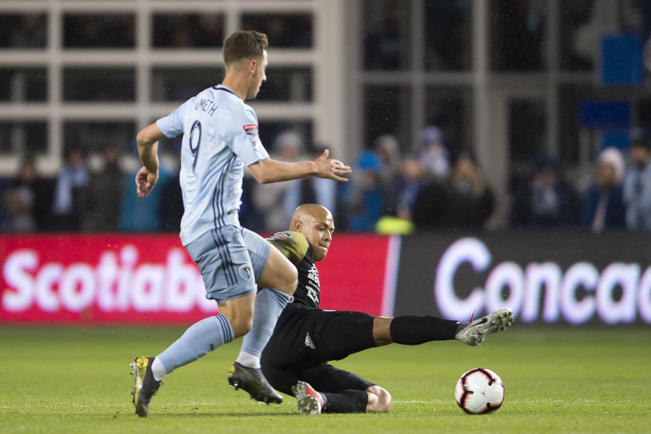 Para el segundo tiempo, Kansas City abrió con bastante buen ritmo de partido, exigiendo a los panameños a defender con lo último, como este tipo de barridas, en este caso sobre el húngaro Krizstian Nemeth.