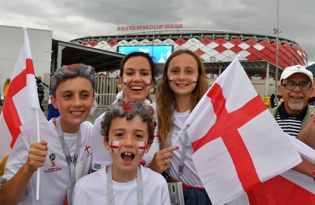 Los fanáticos en Moscú prendieron la fiesta del duelo de octavos de final entre Colombia e Inglaterra, con un colorido que marca la definición del último clasificado a cuartos de final en Rusia 2018.