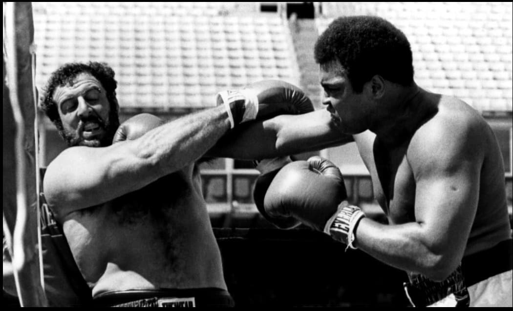El 14 de julio de 1979 en Denver se produjo este singular combate entre Muhammad Ali y el entonces tackle defensivo Lyle Alzado de Denver Broncos. Aunque era una exhibición, ambos hablaron mucho previo al intercambio de golpes que en ocasiones fue en serio.