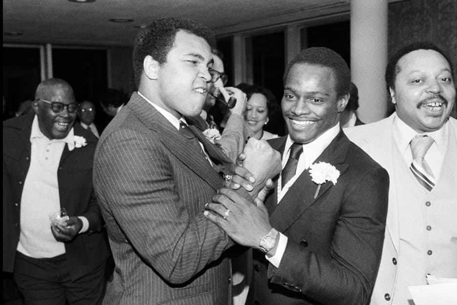 Reunión en la cumbre del deporte. Fue el 8 de abril de 1979. Walter Payton, considerado por muchos como el mejor corredor en la historia de la NFL, junto con un intimidante Ali, Atleta del Siglo XX. Ambos en un evento de promoción para crear empleos en el ramo de la construcción.