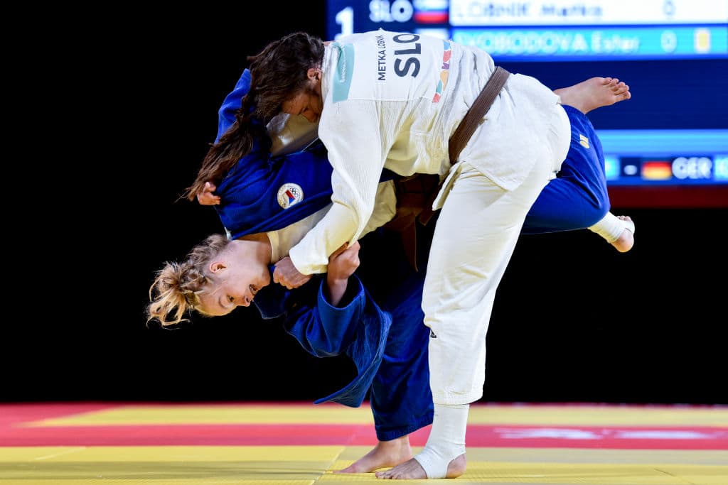 La plástica del judo. Un derribo a punto de consumarse. El sometimiento y el dominio del rival con base en vulnerar al oponente.