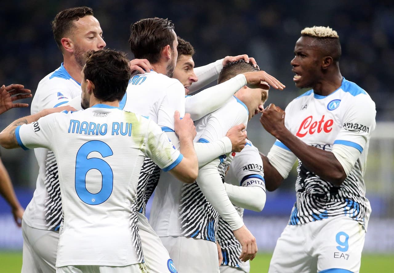 Napoli no pudo ante el Inter y cae 2-3 tras partidazo en la Serie A. Zielinski y Mertens anotaron para la escuadra 'Azzurri', mientras que Calhanoglu, Perisic y Lautaro le dieron la victoria a los de Milan; el 'Chucky' Lozano jugó 75 minutos.