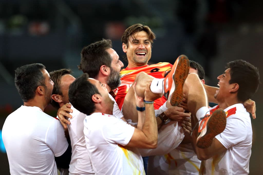 Este miércoles 8 de mayo de 2019 el tenista español David Ferrer se despidió oficialmente del tenis. El nacido en Alicante ganó 27 torneos a lo largo de su carrera, le fue esquivo un Grand Slam al quedarse en la Final del Abierto de Francia de 2013. Se apoderó con España de tres títulos de Copa Davis y será recordado como una de las raquetas más competitivas y profesionales de las últimas dos décadas. Ganó el 66.1 por ciento de sus matches. Estas son las imágenes de su último juego como profesional ante Alex Zverev en el Abierto de Madrid.