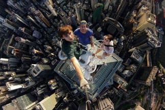 Esta riesgosa hazaña sobre un rascacielos de más de 1,000 pies de altura le da un significado completamente distinto a las selfies.